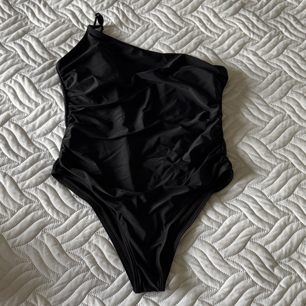 Black One-Shoulder Swimsuit